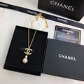 CHANEL 26S CHANEL CC LOGO CRYSTAL PEARL DROP PENDANT NECKLACE IN GOLD METAL 633316