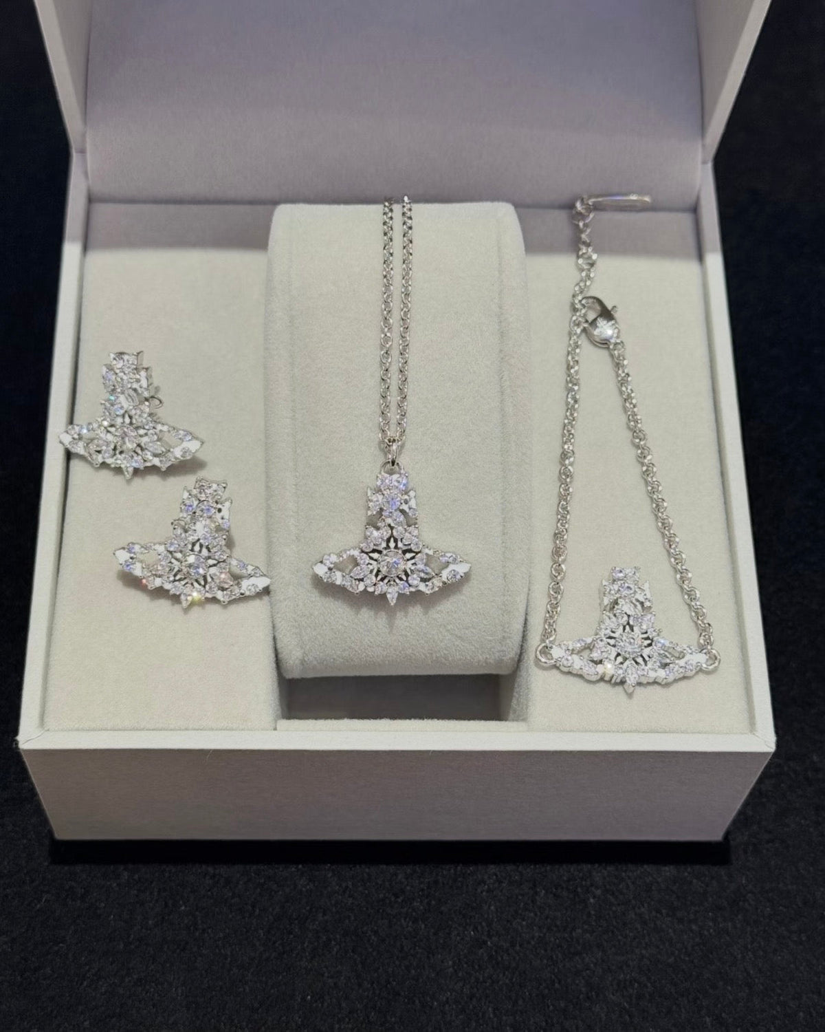 Vivienne Westwood Mariette Necklace жњЂж–°й›ЄиЉ±зі»е€— е†¬ж—Ґж„џж»їж»ї ж‰‹йЏ€й ёйЏ€иЂіз’°е…ЁеҐ—зЏѕиІЁ