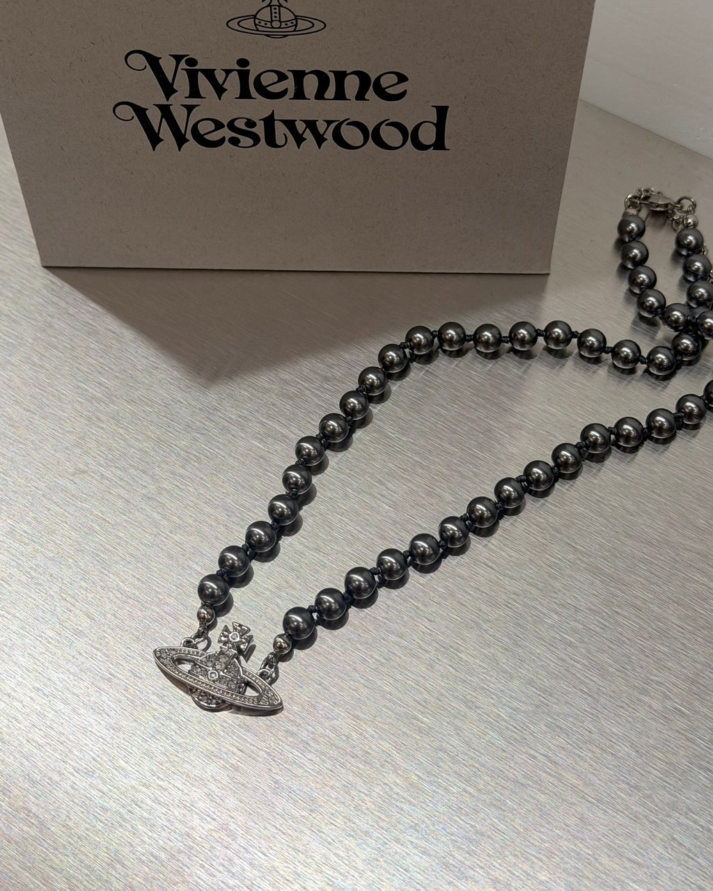 Vivienne Westwood Mini Bas Relief Pearl Choker пј»2026жњЂж–°NANAжљ—й»‘зЃ°!]