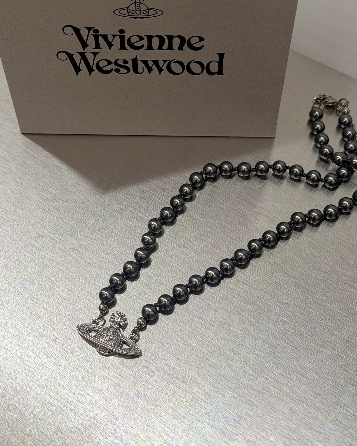 Vivienne Westwood Mini Bas Relief Pearl Choker пј»2026жњЂж–°NANAжљ—й»‘зЃ°!]