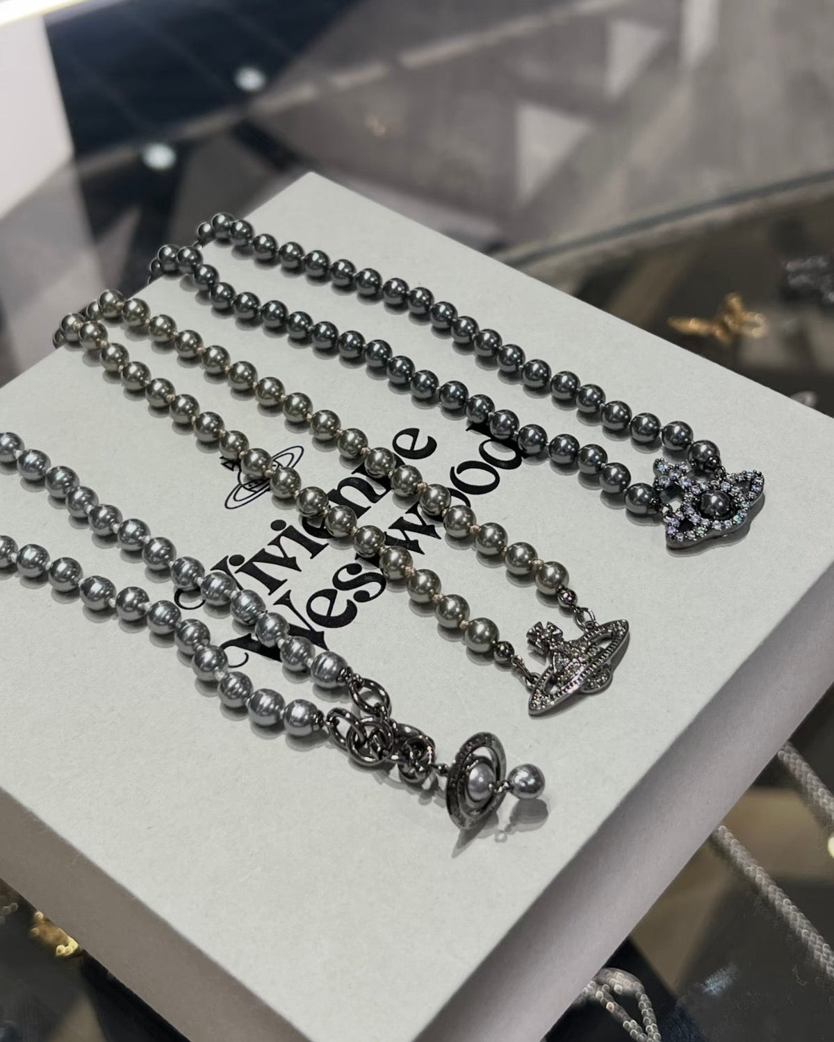Vivienne Westwood Mini Bas Relief Pearl Choker пј»2026жњЂж–°NANAжљ—й»‘зЃ°!]