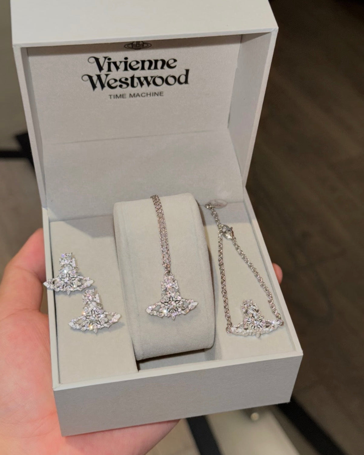 Vivienne Westwood Mariette Necklace жњЂж–°й›ЄиЉ±зі»е€— е†¬ж—Ґж„џж»їж»ї ж‰‹йЏ€й ёйЏ€иЂіз’°е…ЁеҐ—зЏѕиІЁ